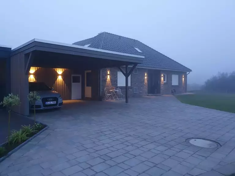 Moderner Carport aus Holz von Holzbau Seiler